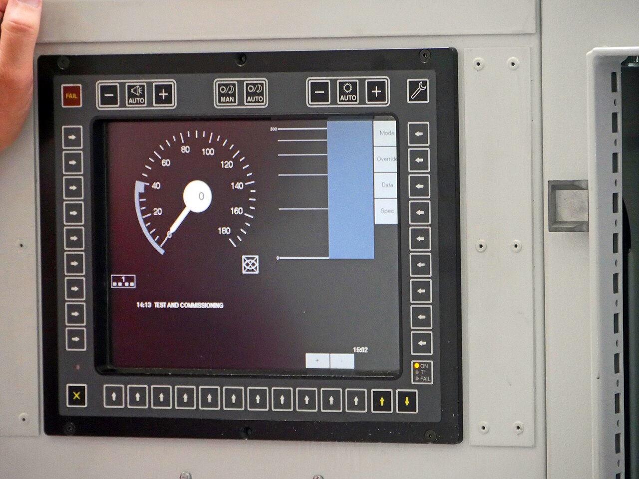 ETCS-DMI mit Bedientasten im Führerraum