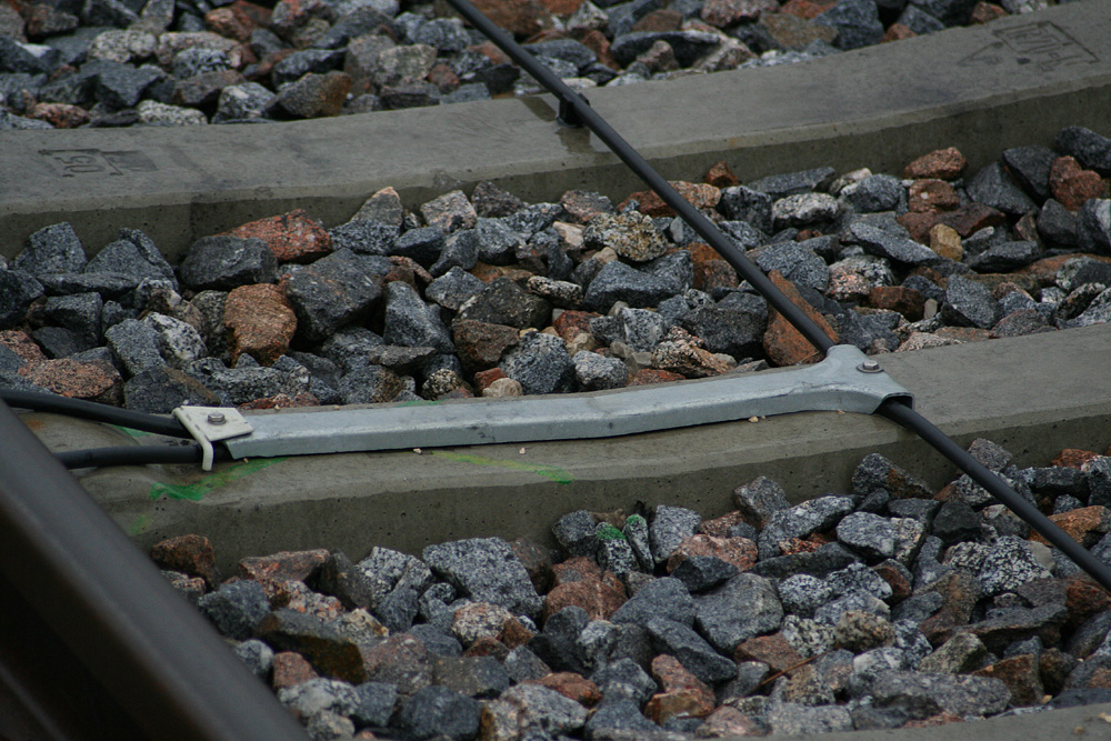 LZB-Linienleiter mit Kreuzungsstelle im Gleis
